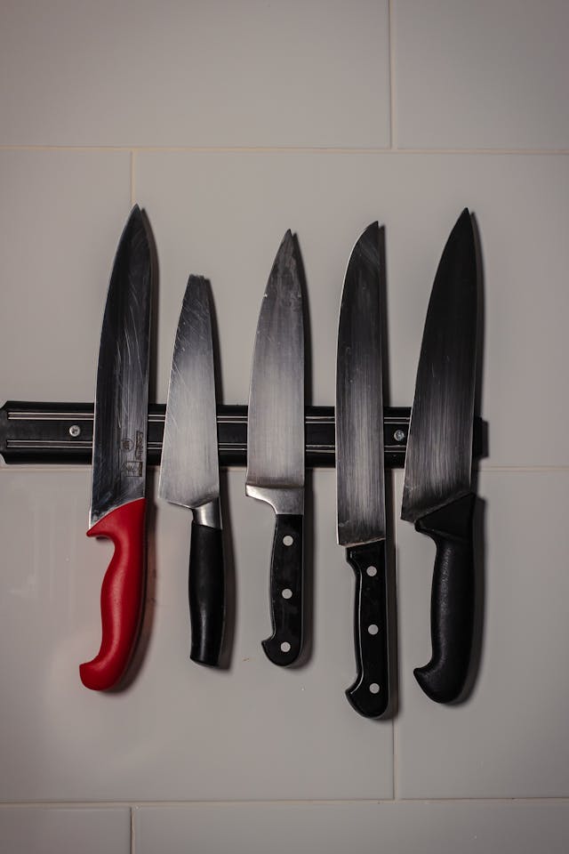 किचन हैंगिंग हुक्स के साथ वॉल हैंगिंग्स लगाने के स्टाइलिश आइडियाज