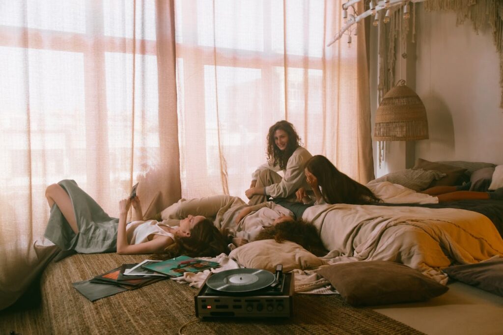 Bedroom Ko Kaise Sajaye – बेडरूम को सुंदर और आरामदायक बनाने के 10 आसान टिप्स